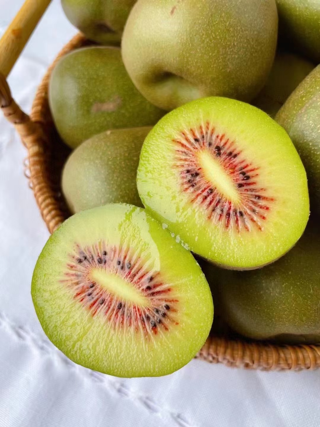 #農(nóng)家果園 紅心獼猴桃果肉細(xì)嫩、香氣濃郁、口感香甜清爽、酸度極低-今日頭條